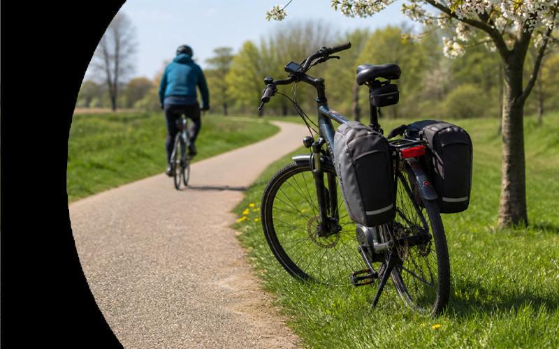 <p>Asfalt droog, zon laag, wind nog koud. Voor veel fietsers het signaal dat het kilometerseizoen begint. De winter zit in de benen, de fiets in de schuur. Wie nu meteen honderd kilometer wil rijden, loopt tegen muren aan die voorkomen hadden kunnen worden. Voorbereiding maakt het verschil.</p>
